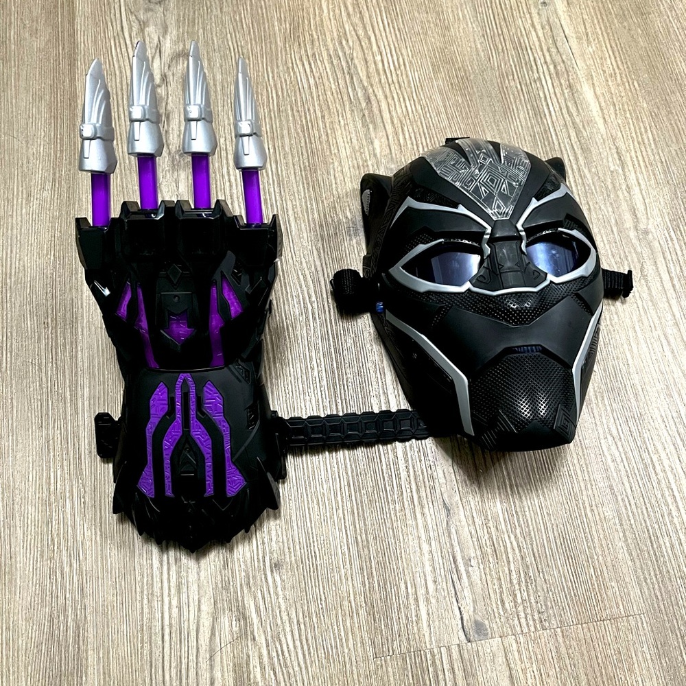 Marvel Black Panther light up mask with flip lens and claw EUC